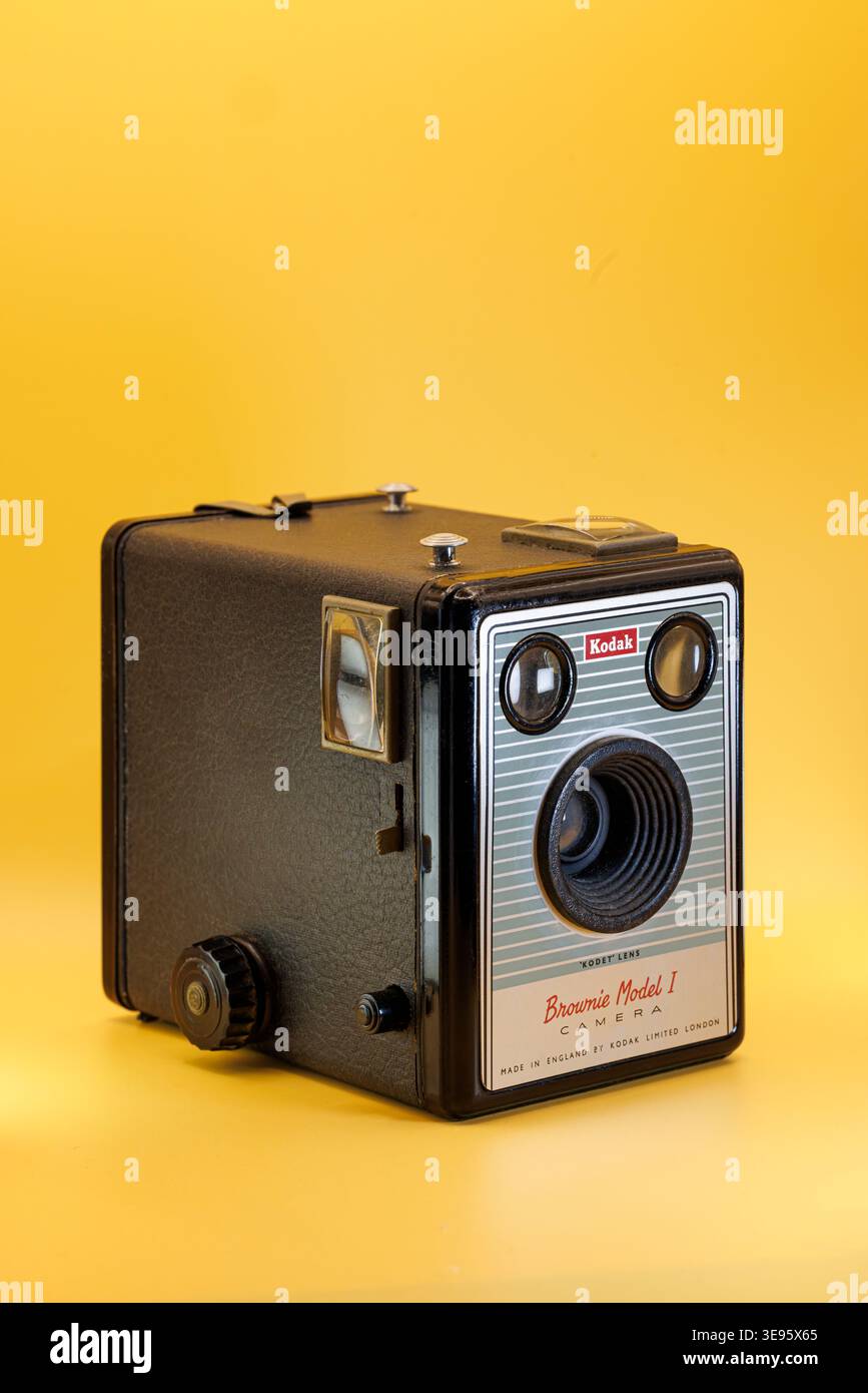 OURENSE, SPANIEN - 30. JANUAR 2026: Klassische Kodak Brownie Model I analoge Kamera isoliert auf gelbem Hintergrund. Studiofotografie mit sanfter Beleuchtung Stockfoto