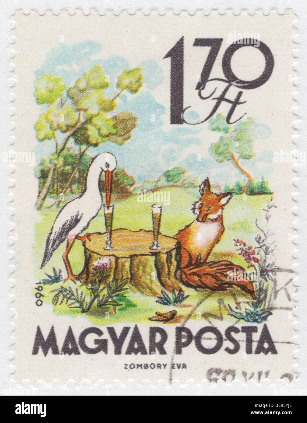 UNGARN - 1. Dezember 1960: 1,70 mehrfarbige Briefmarke zeigt Aesops Fabel "der Fuchs und der Storch". Die von der Künstlerin Eva Zombory geschaffene Szene zeigt die zweite Hälfte der Geschichte, in der sich der Storch gegen die Trickerei des Fuchses rächt. Ein Weißstorch und ein Rotfuchs sitzen an einem Tisch, der aus einem Baumstumpf auf einer grünen Wiese besteht. Zwei große, enghalsige Gläser werden auf dem Stumpf platziert. Der Storch trinkt mit seinem langen Schnabel leicht aus seinem Glas, während der Fuchs sitzt, ohne die Flüssigkeit zu erreichen. Der skurrile Aquarellstil fängt die moralische Lektion ein, andere so zu behandeln, wie Sie behandelt werden möchten Stockfoto