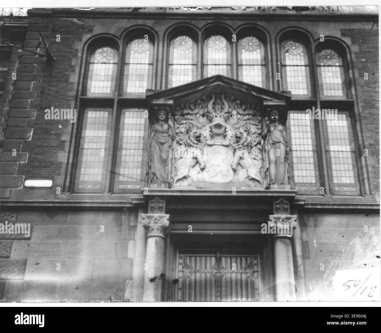 Der Amsterdamer Centraal Station, entworfen vom Architekten Pierre Cuypers, ist ein berühmter Bahnhof in Amsterdam, Niederlande. Die Fotografie, die wahrscheinlich um 1900 aufgenommen wurde, zeigt den Haupteingang zum königlichen Pavillon des Bahnhofs und zeigt die kunstvolle Architektur und das historische Design des Gebäudes, Teil einer Sammlung von 154 Fotos aus dem Cuypers & Co. Archiv. Stockfoto