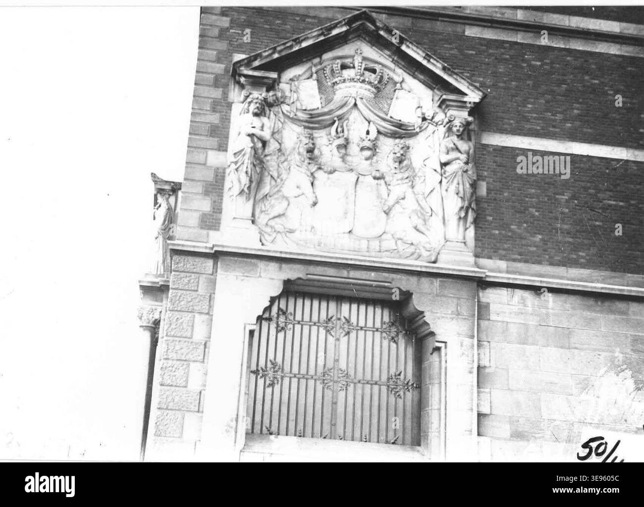 Das Foto zeigt den seitlichen Eingang zum Königlichen Pavillon der Amsterdamer Centraal Station, entworfen von Pierre Cuypers. Das Bild, wahrscheinlich aus dem frühen 20. Jahrhundert, enthält die Alliantiewapen von Oranje-Nassau und Waldeck-Pyrmont. Stockfoto