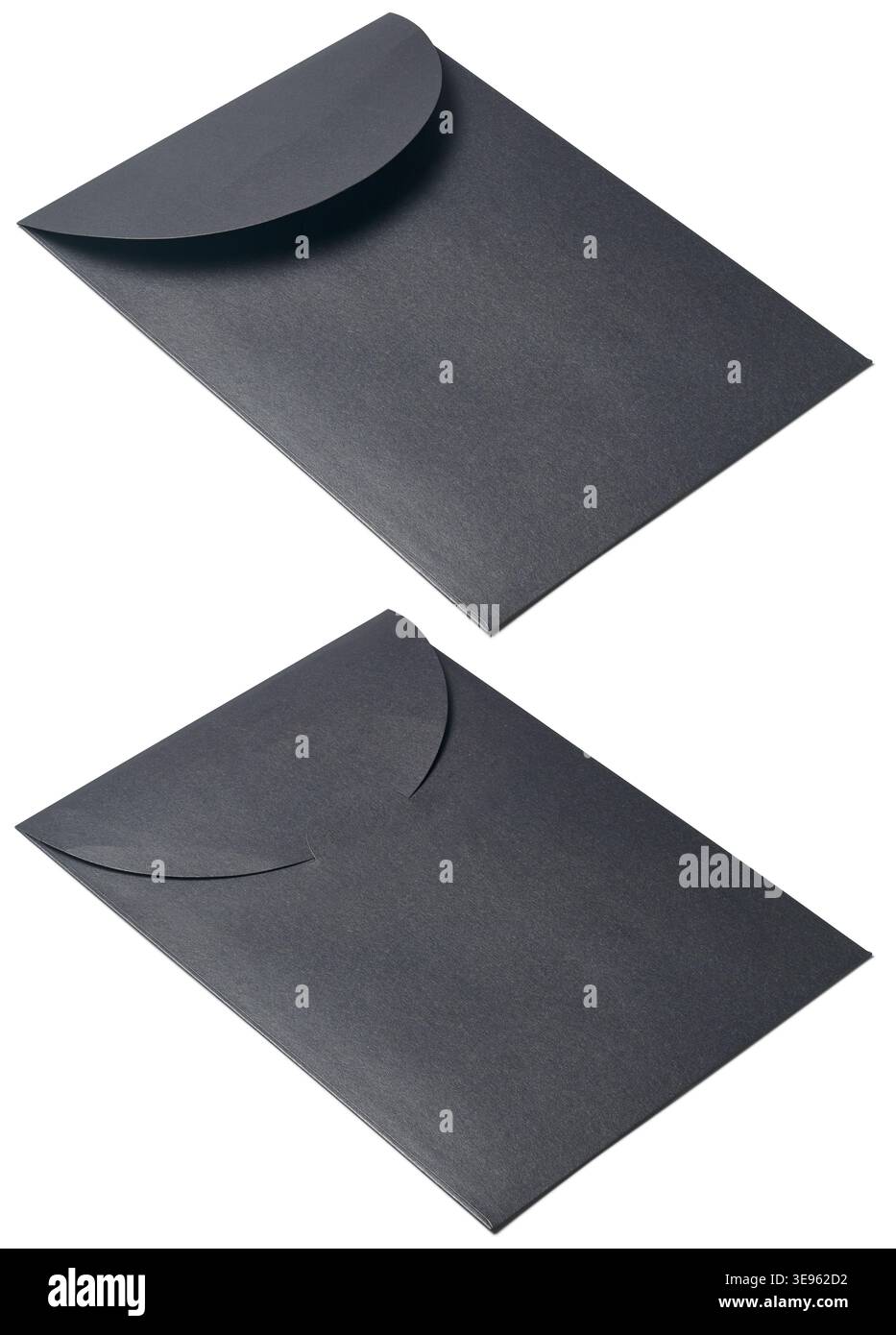 Zwei mattschwarze Papierumschläge isolierter weißer Hintergrund, glatte Textur mit abgerundetem Klappenverschluss, Modellschablone mit Winkelansicht und Kopierraum Stockfoto