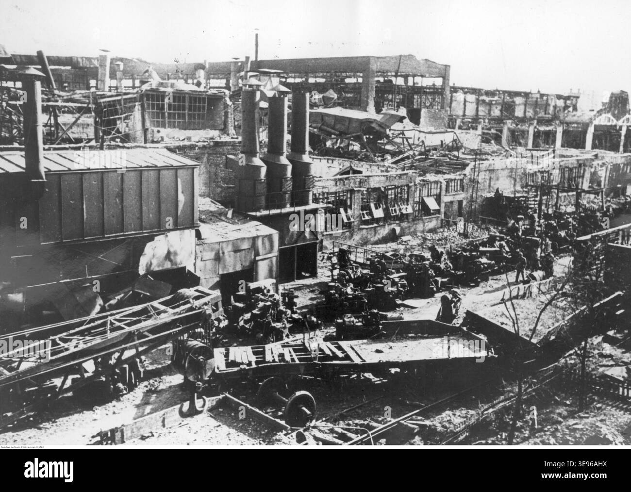 Herber (Daten unbekannt) eroberte die Traktorfabrik „Dzieryski“ in Stalingrad, nachdem sie im Zweiten Weltkrieg zerstört wurde. Das Bild zeigt Produktionsmaschinen, die inmitten der Ruinen der Fabrikhallen stehen. Stockfoto