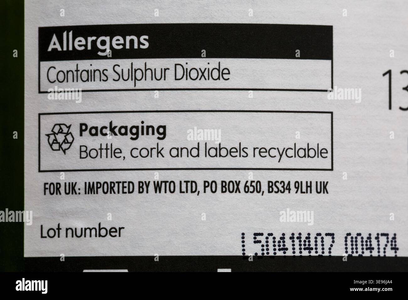 Allergene und Verpackungsangaben auf dem Etikett des guten gewöhnlichen Rotweins Claret 2022 Bordeaux-Erzeugnis aus Frankreich Französisch - enthält Schwefeldioxid Stockfoto