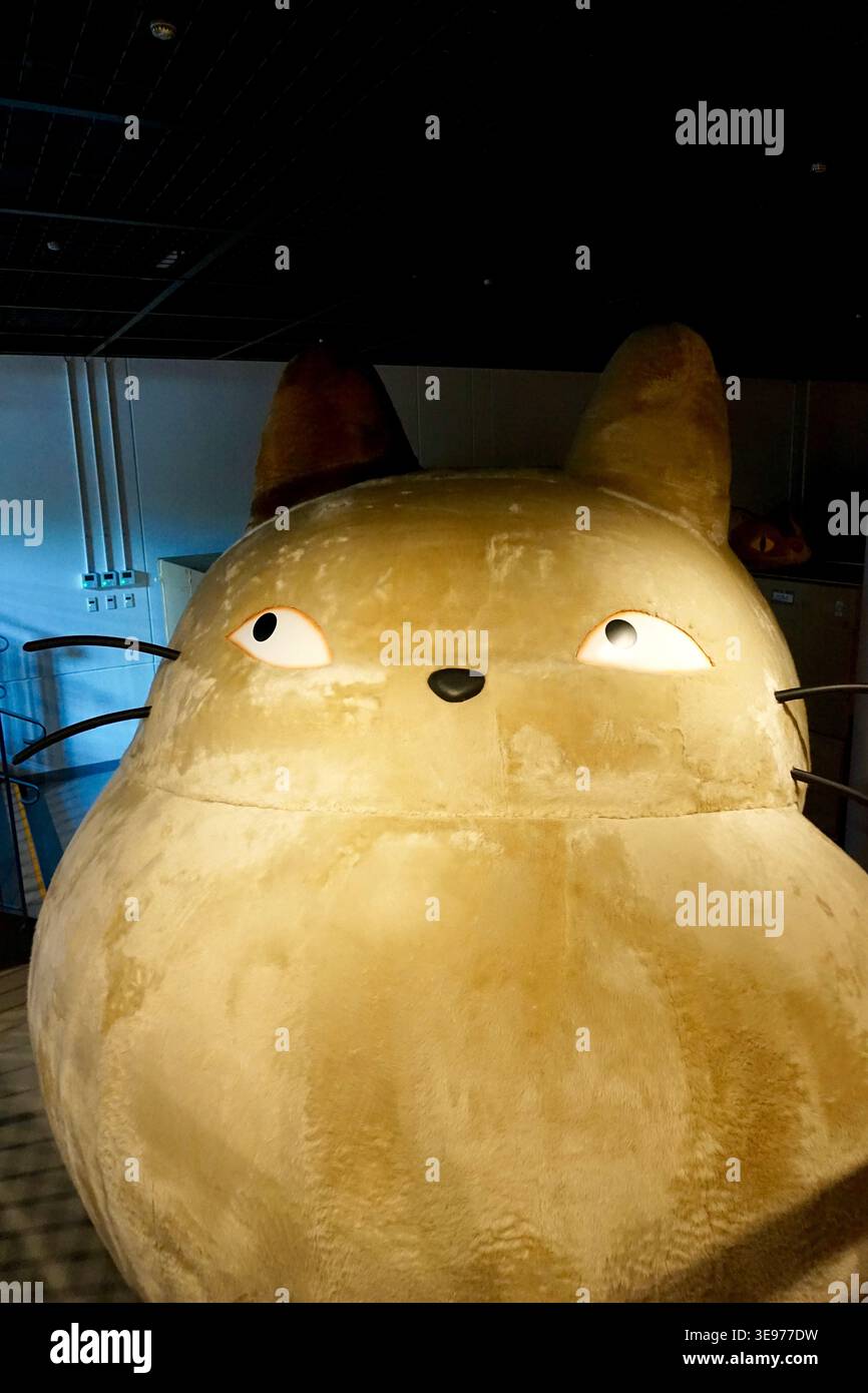 Riesige Plüschkatzen-Skulptur-Ausstellung In Der Halle Mit Niedlichem, Pelzigen Maskottchen-Charakter Stockfoto