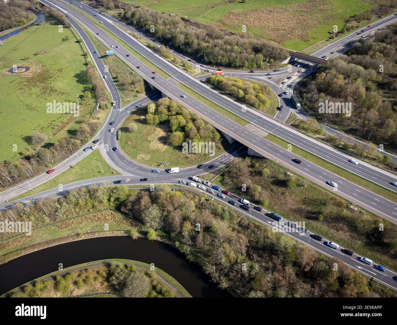 Luftbild des Verkehrs am Freitagnachmittag an der M65, Abfahrt 8, mit A6068 nach Padiham und A59 nach Haslingden. Stockfoto