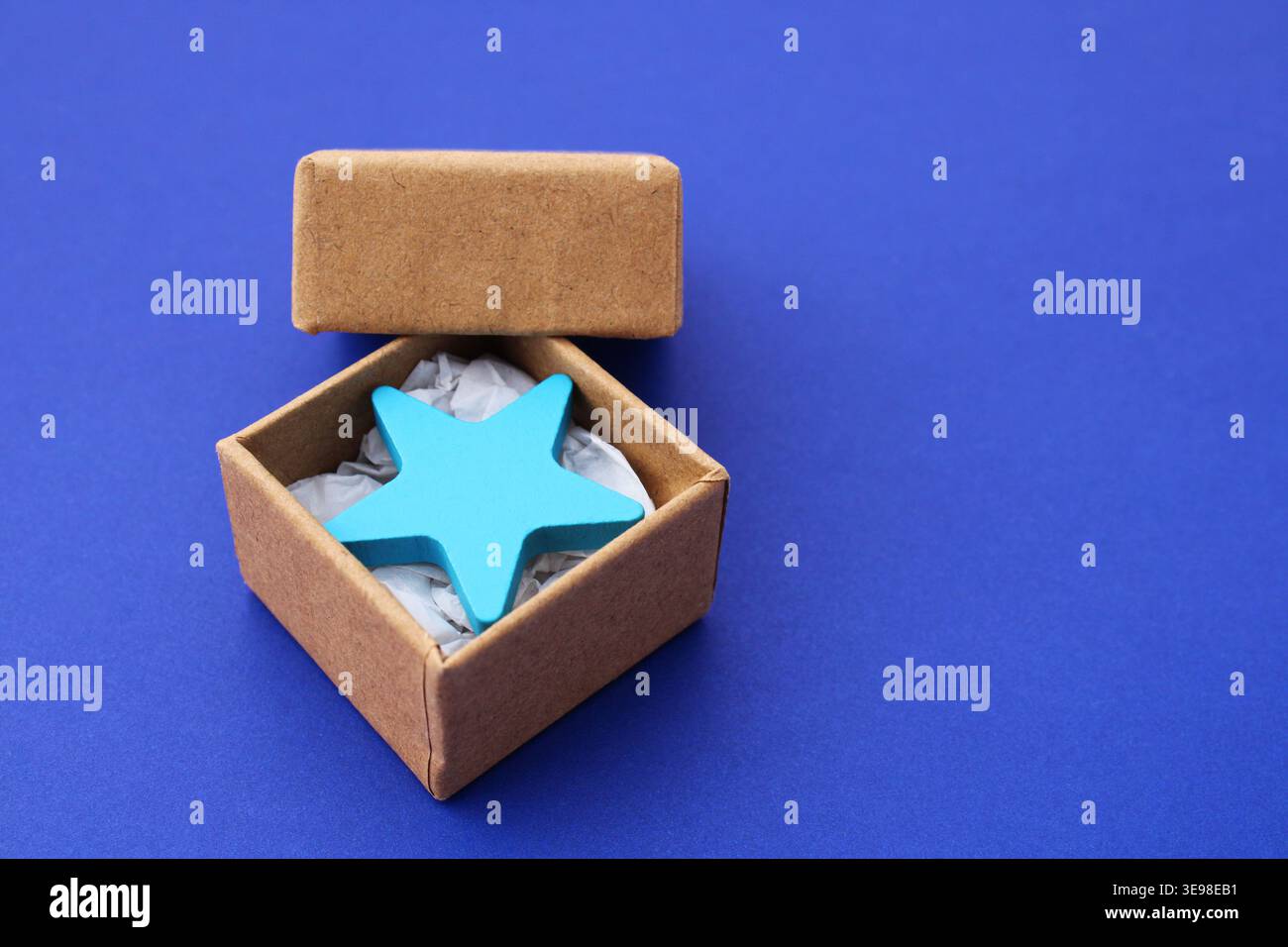 Karton mit blauem Stern Stockfoto