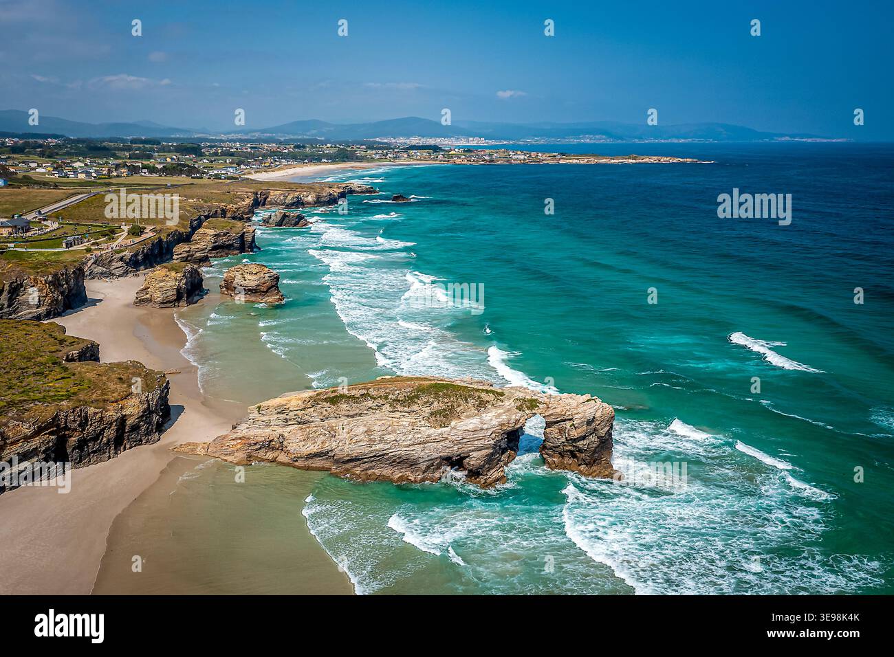 Blick aus der Vogelperspektive auf den Rocky Coastal Arch und das türkisfarbene Meer mit Sandstränden und Klippen, spanien Stockfoto