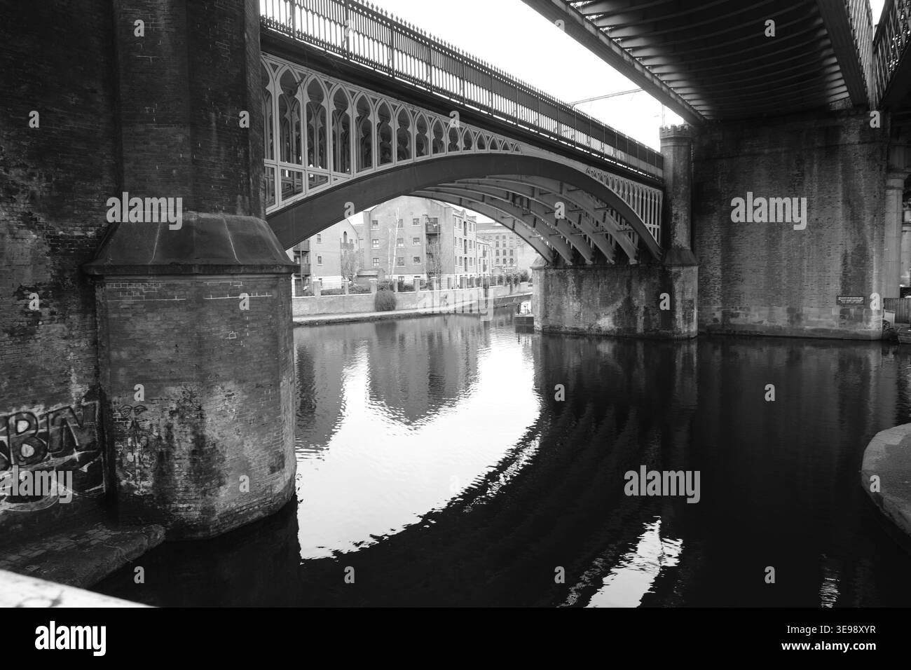 Monochrome Reflexionen im Castlefield-Kanal, Stockfoto