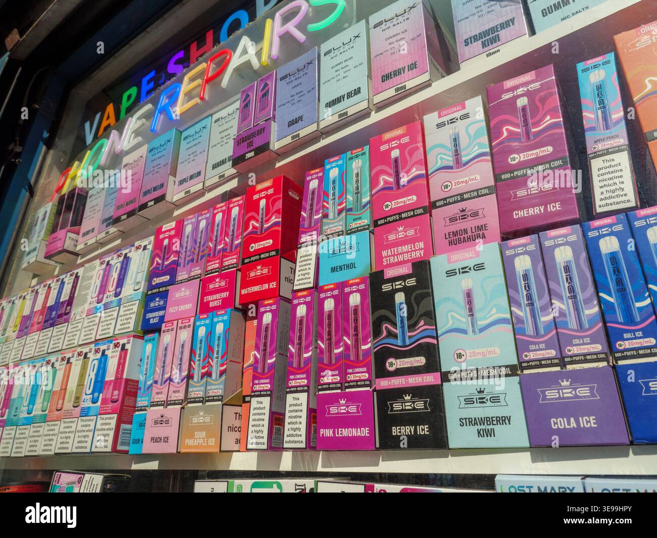 Vaping Shop Schaufensteranzeige für Nachfüllpackungen mit Fruchtgeschmack für E-Zigaretten, England, Großbritannien Stockfoto
