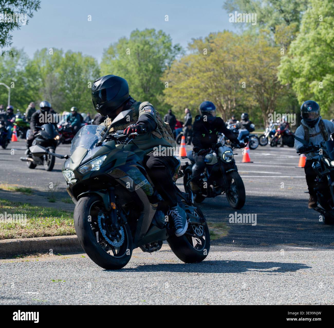 Während des jährlichen Motorcycle Mentorship Ride in der Joint Base Langley-Eustis, Virginia, am 8. April 2026, trafen die Mitglieder des Militärdienstes auf einer 131-Meilen-Sicherheitsfahrt auf die Straße. Aiman, Soldaten und Seeleute versammelten sich, um mehr über die richtige Reitetikette zu erfahren, während sie eine Kameradschaft zwischen alten und neuen Fahrern aufbauen. (Foto der U.S. Air Force von Airman 1st Class Chloe Goodman) Stockfoto