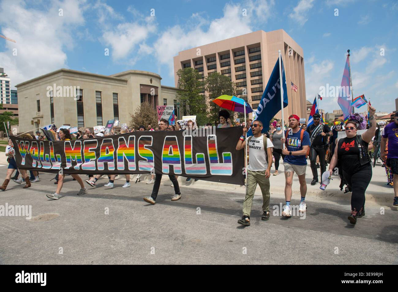 Hunderte von Teilnehmern nehmen am 15. April 2023 am Queer March on the Capitol, Austin, Texas, teil. (Foto: John Anderson/The Austin Chronicle) Stockfoto