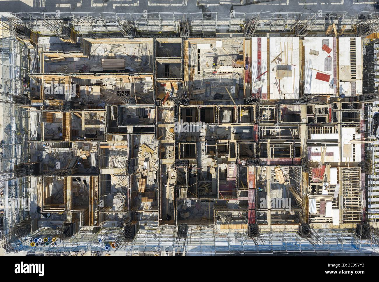 Luftaufnahme des Gebäudebaus und der Schalung mit Gerüsten, Bewehrung und Holzplatten auf einer Baustelle in New Taipei, Taiwan. Stockfoto
