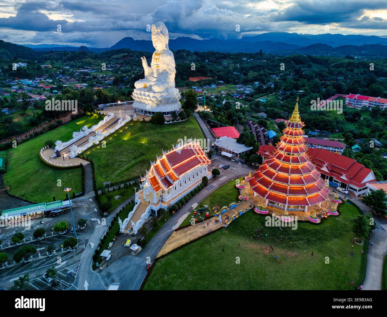 Aus der Vogelperspektive des Tempelkomplexes Wat Huay Pla Kang mit der riesigen weißen Guan Yin-Statue und der neunstöckigen Pagode in der Dämmerung in Tambon Ban du, Chang Stockfoto