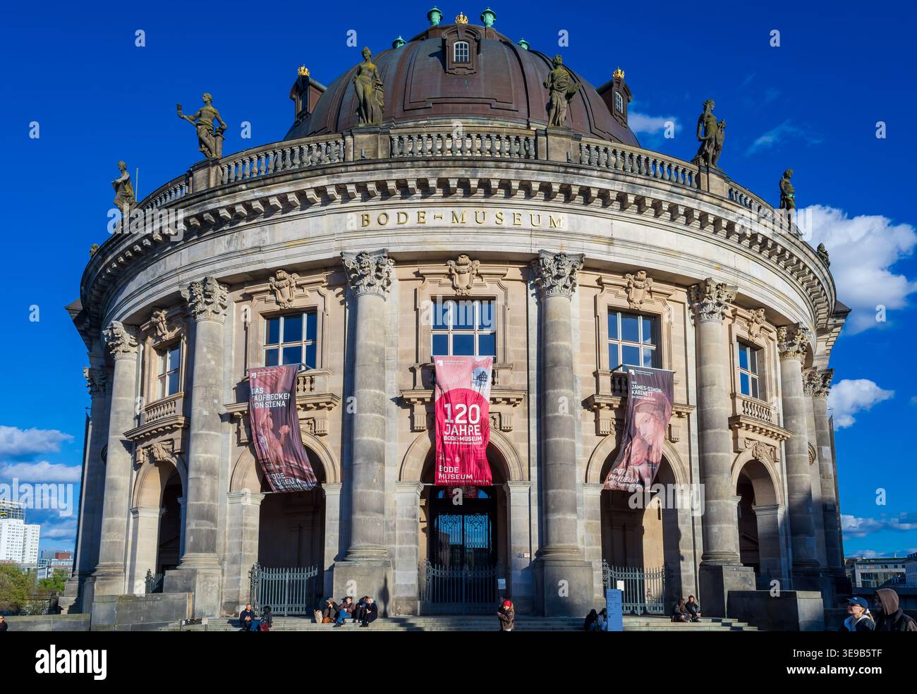 Außenansicht des Bode-Museums auf der Museumsinsel in Berlin, fotografiert im warmen Abendlicht. Stockfoto