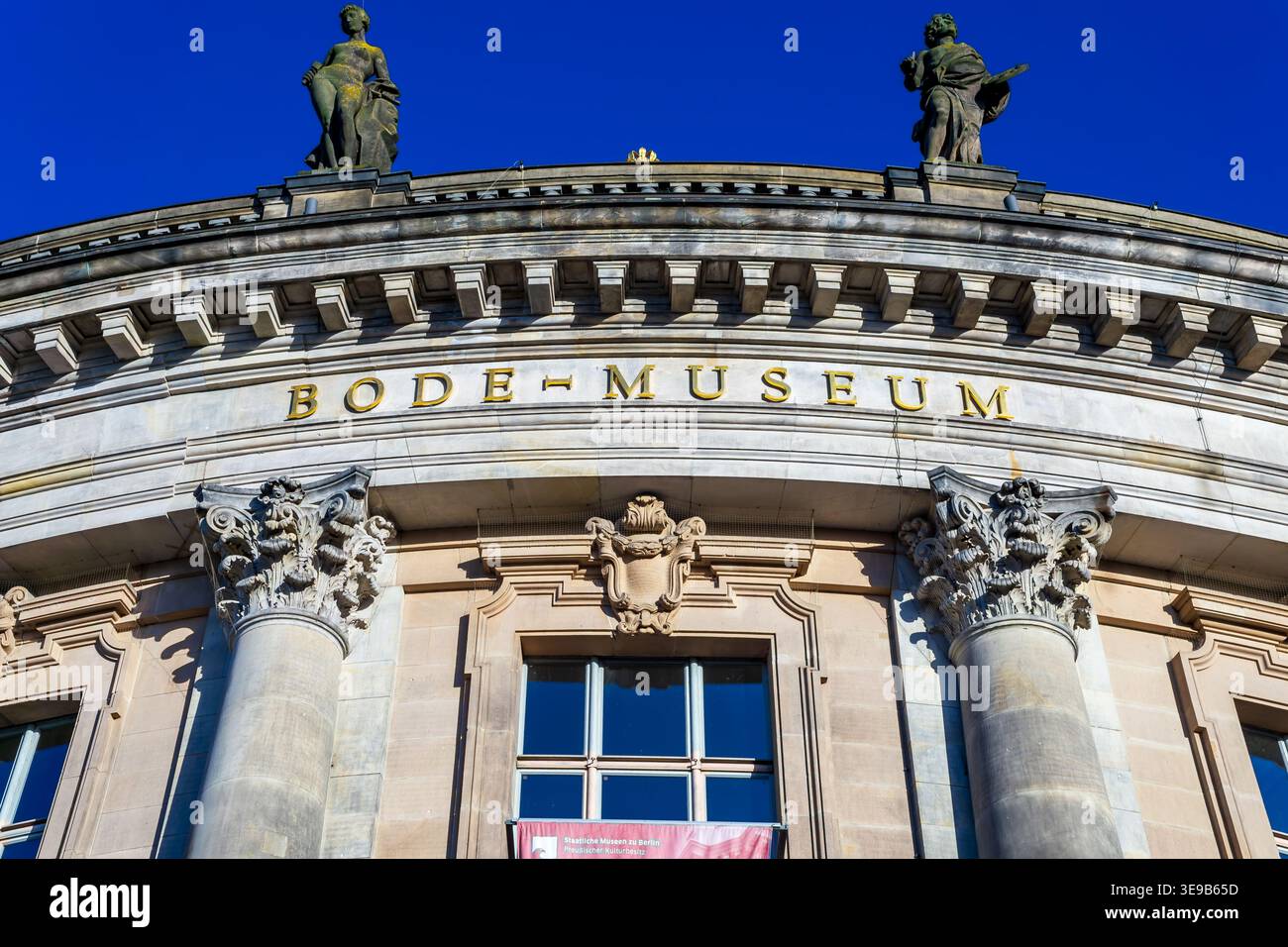 Außenansicht des Bode-Museums auf der Museumsinsel in Berlin, fotografiert im warmen Abendlicht. Stockfoto