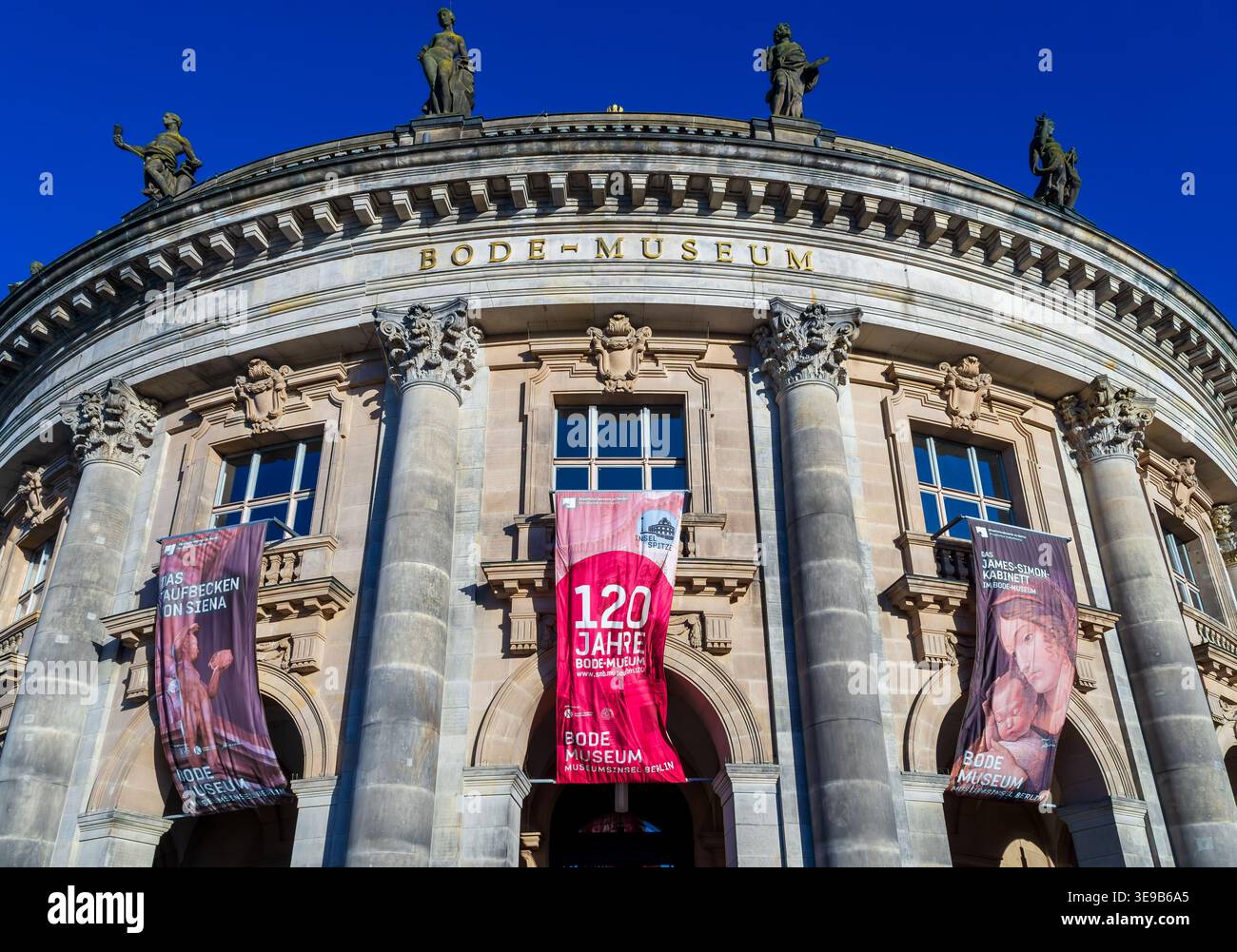 Außenansicht des Bode-Museums auf der Museumsinsel in Berlin, fotografiert im warmen Abendlicht. Stockfoto