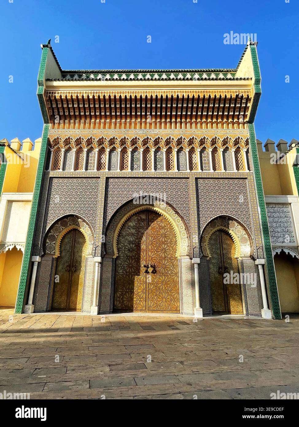 Der Königspalast von Fès (dar al-Makhzen) ist eines der berühmtesten Wahrzeichen Marokkos, monumentale goldene Tore, komplizierte zellige Fliesen.FEZ 8 aug 2025. Stockfoto