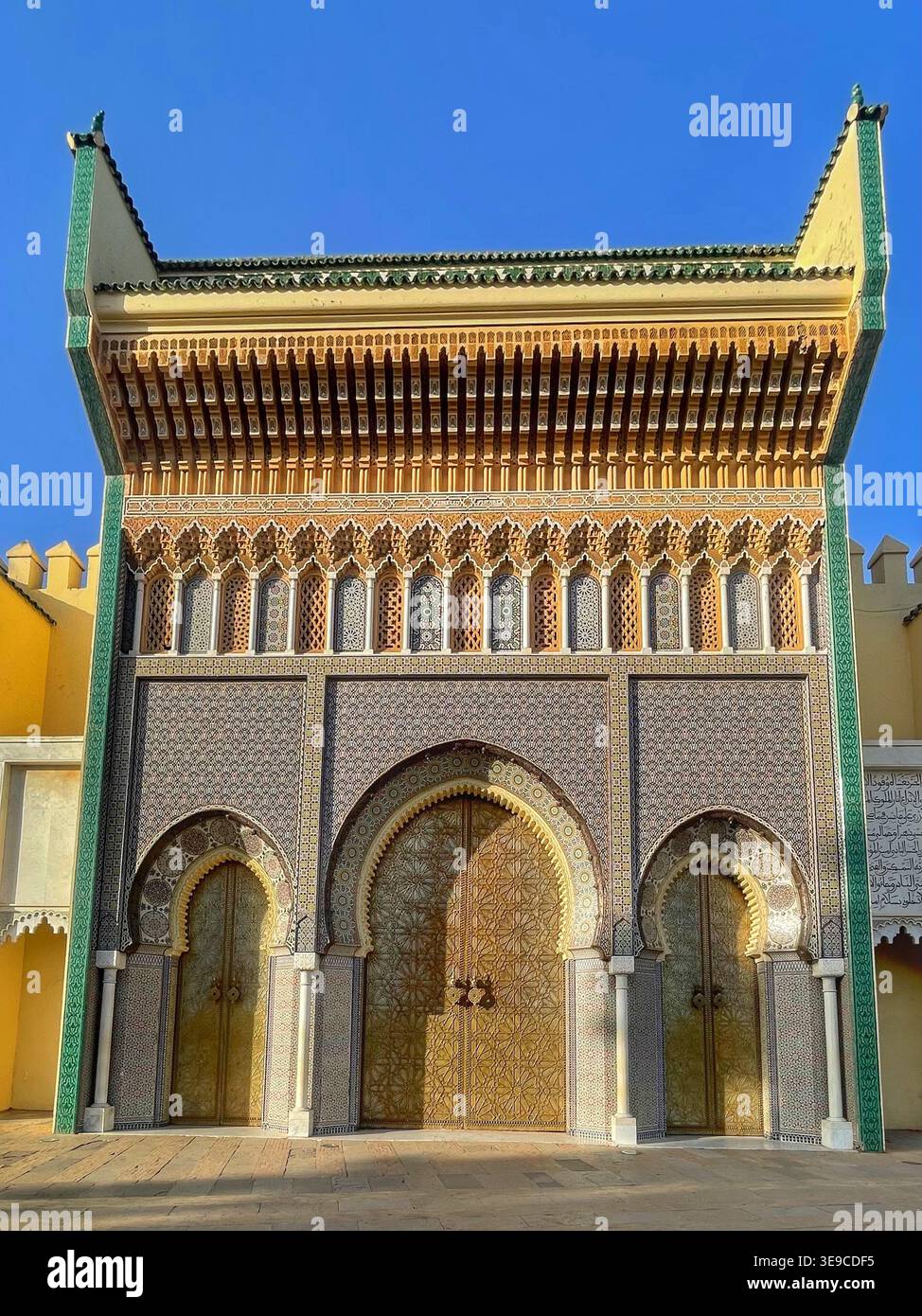 Der Königspalast von Fès (dar al-Makhzen) ist eines der berühmtesten Wahrzeichen Marokkos, monumentale goldene Tore, komplizierte zellige Fliesen.FEZ 8 aug 2025. Stockfoto
