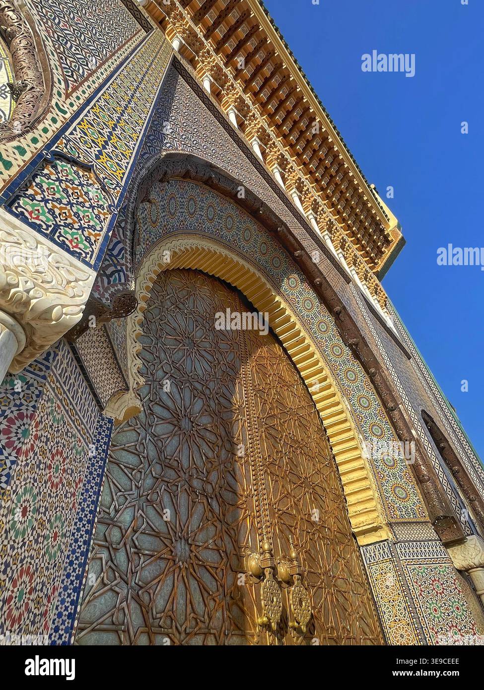 Der Königspalast von Fès (dar al-Makhzen) ist eines der berühmtesten Wahrzeichen Marokkos, monumentale goldene Tore, komplizierte zellige Fliesen.FEZ 8 aug 2025. Stockfoto