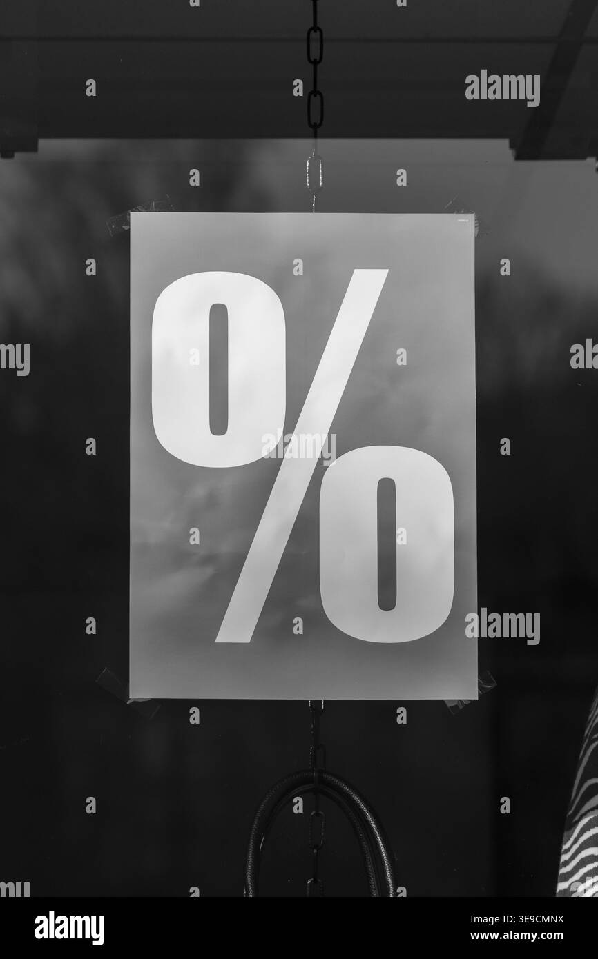 Ein Schwarzweißfoto von einem Schild, auf dem 0 % steht Stockfoto