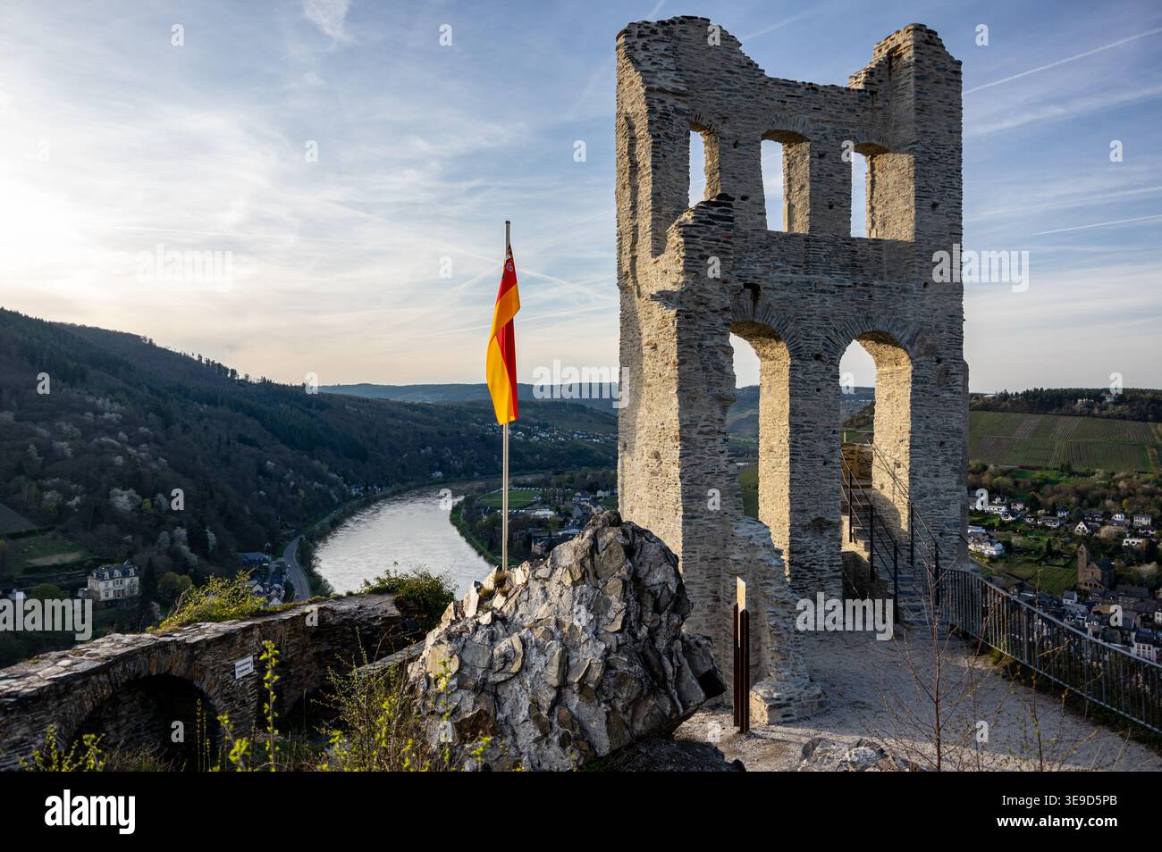 Blick auf die historische Ruine von Schloss Grevenich bei Traben-Trarbach im Moseltal, Rheinland-Pfalz, Deutschland. Stockfoto
