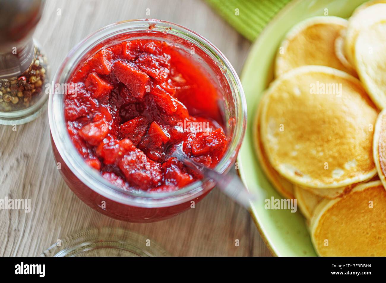 Ein Glas Erdbeermarmelade auf dem Tisch. Hausgemachte Erdbeermarmelade. Stockfoto