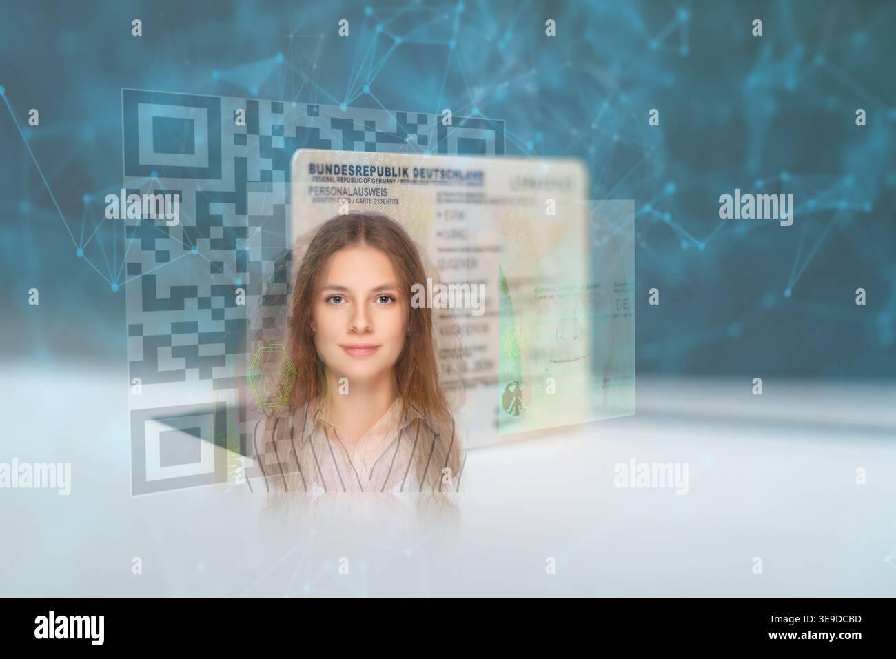 Biometrische Technologie digitales Gesichts-Scanning Form eines neuen, modernen deutschen Personalausweises und einer Hand mit Vergrößerungsglas, die nach Fälschungen oder m sucht Stockfoto