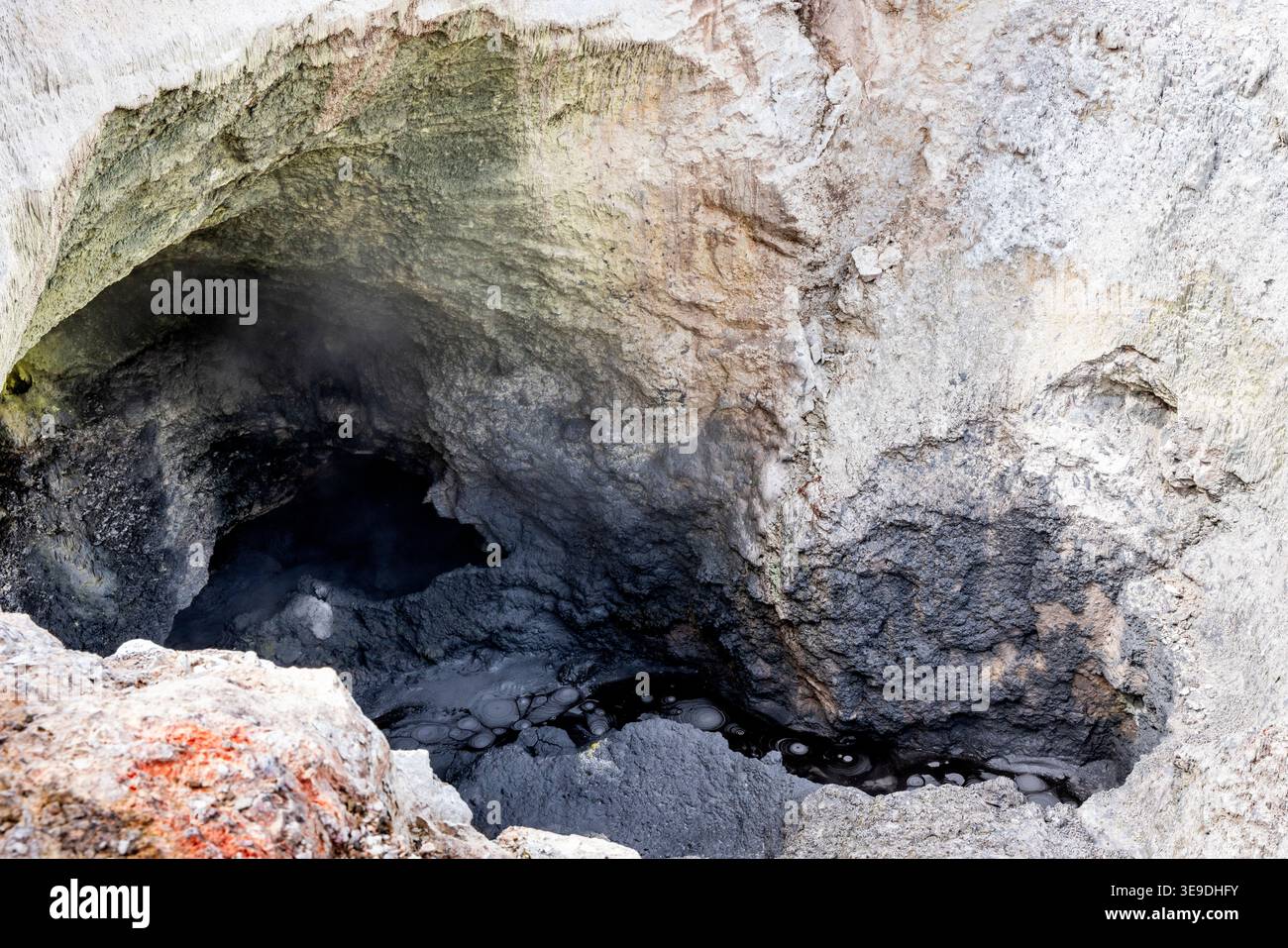 Ein farbenfroher Krater im Wai-O-Tapu Thermal Wonderland, Rotorua, Bay of Plenty, Neuseeland. Stockfoto
