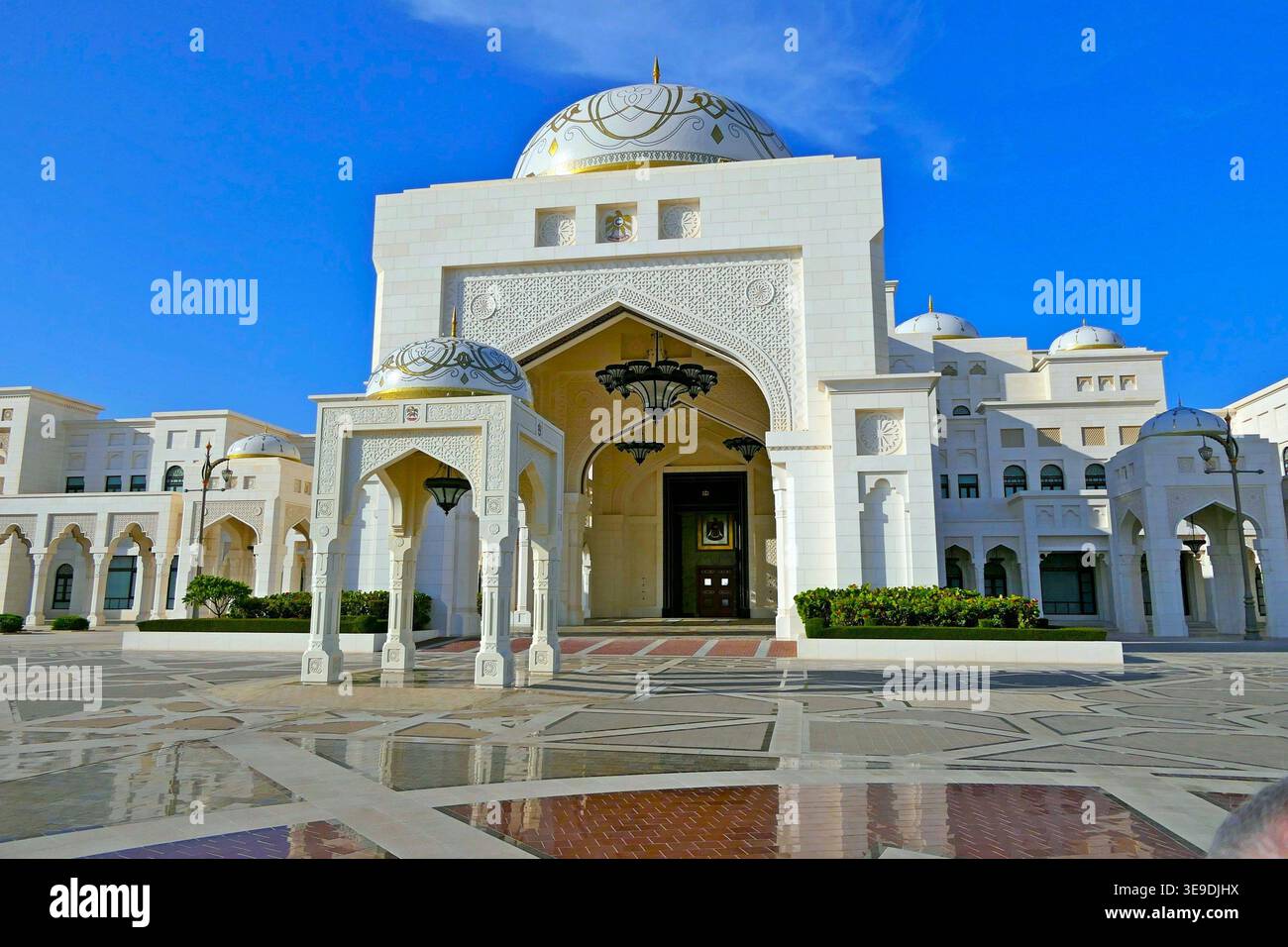 Blick auf den schneeweißen Qasr Al Watan mit goldenen Mustern auf den Kuppeln in Abu Dhabi, VAE Stockfoto