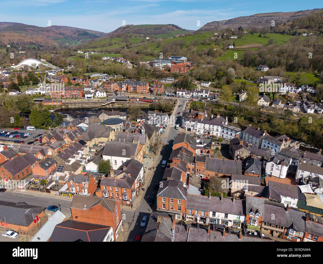 LLANGOLLEN, DENBIGHSHIRE, WALES - 07. APRIL 2026: Städtisches Layout des Stadtzentrums von Llangollen, umgeben von grünen Gipfeln und ländlicher Landschaft Stockfoto