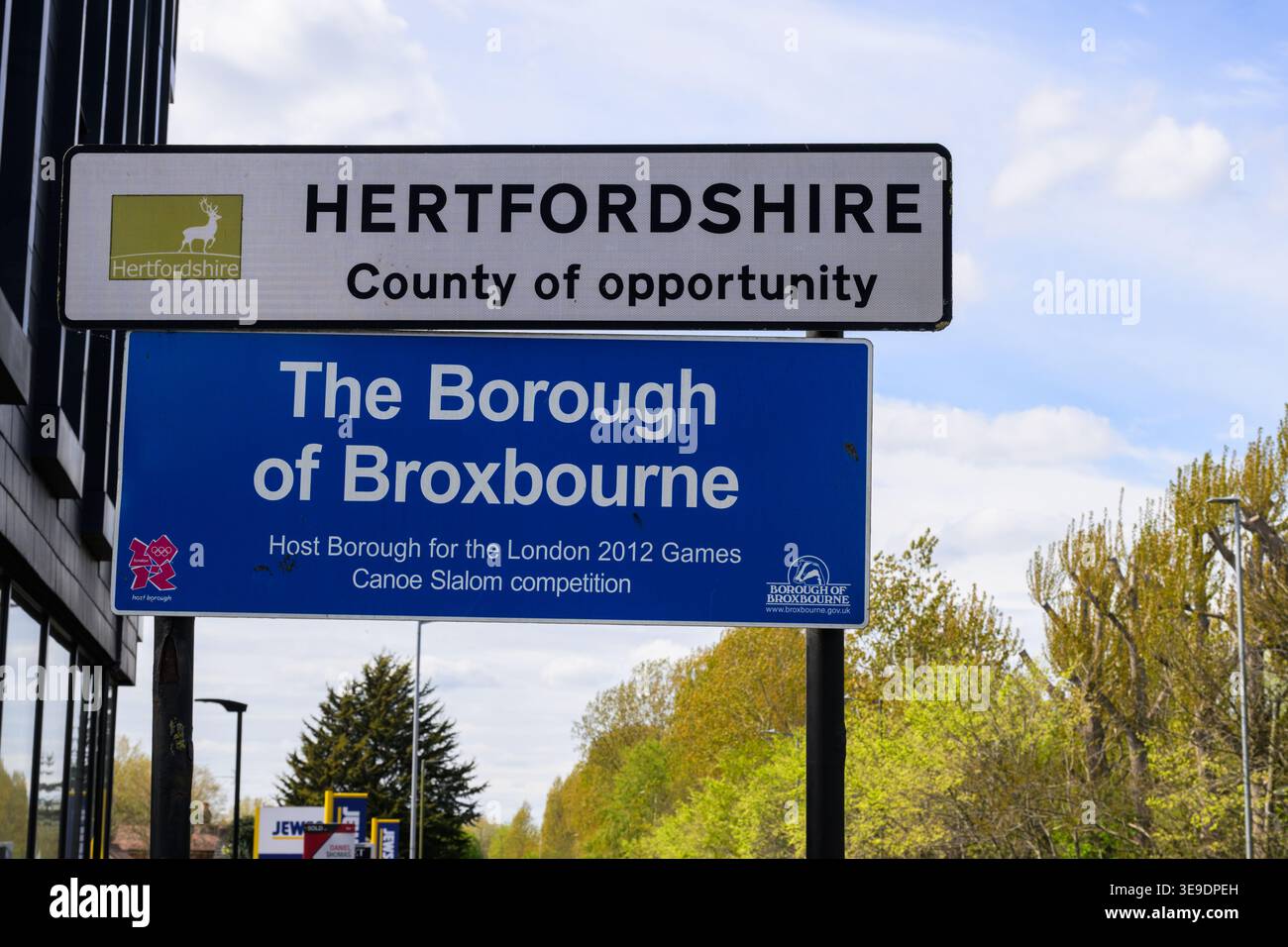 Straßenschild für Hertfordshire und den Borough of Broxbourne nahe Waltham Cross, das die Lage, die lokale Behörde und das Erbe von London 2012 hervorhebt. Stockfoto