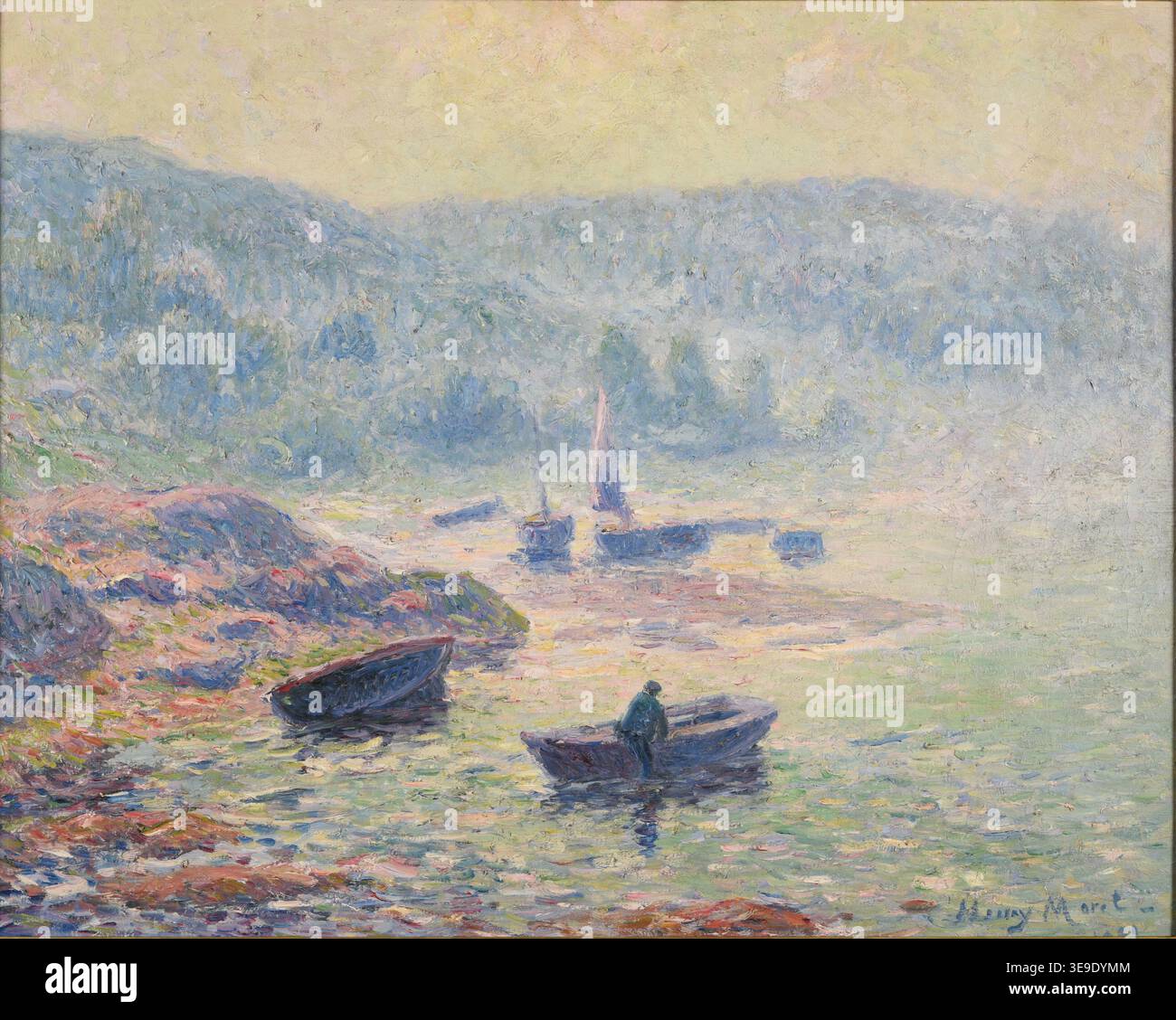 Henry Moret (1856–1913), ein französischer Maler der Pont-Aven-Schule, schuf die *Brume sur la rivière à Pont-Aven* (1901). Das Gemälde zeigt eine nebelige Flussszene mit Felsen, Booten und einer zentralen Figur in einer ruhigen Umgebung. Das Archivbild stellt dieses Ölgemälde als Beispiel für Morets Fokus auf atmosphärische Landschaftskunst dar. Stockfoto