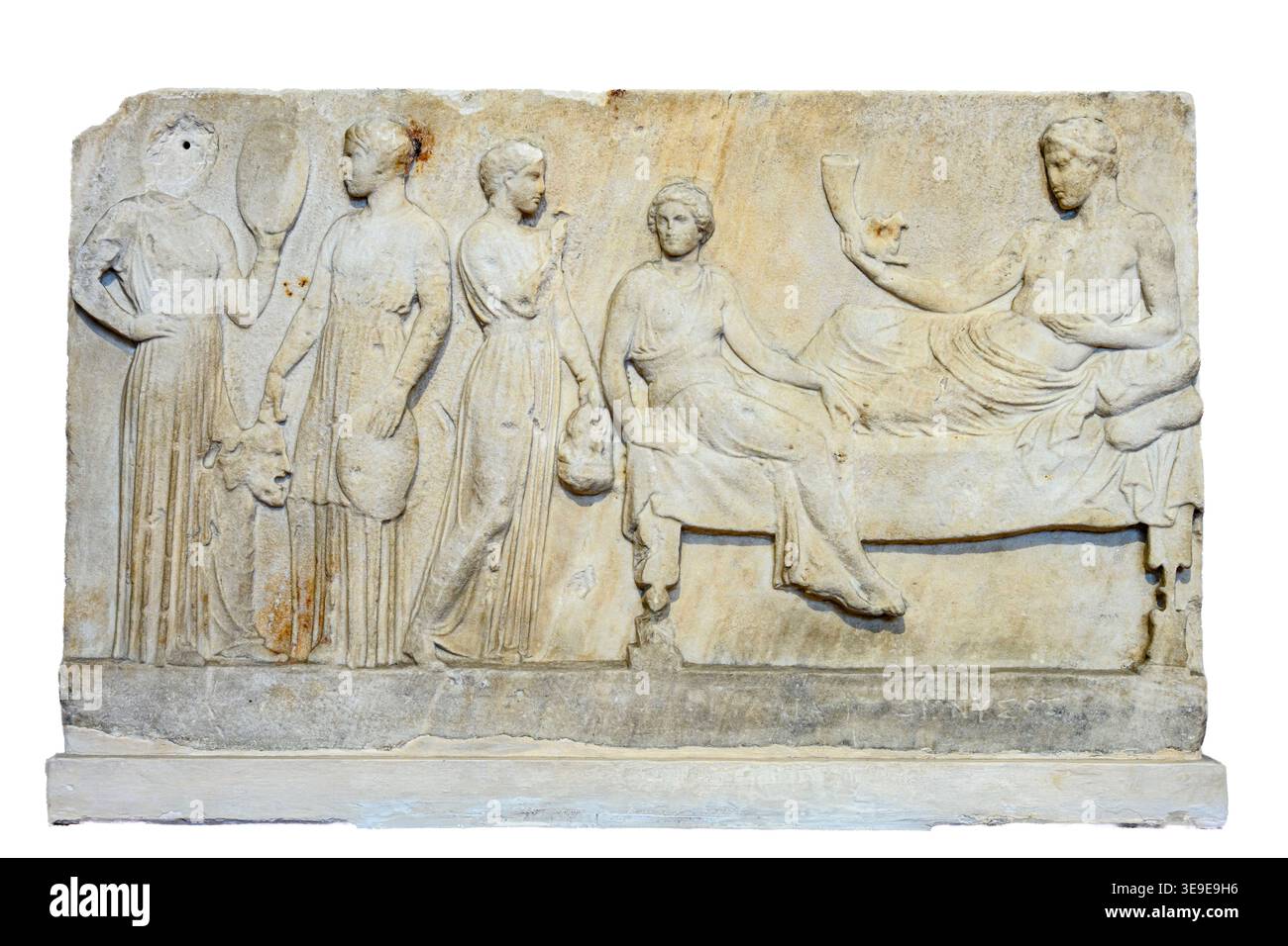 VOTIVRELIEF, Marmor ca. 400 v. Chr. Gefunden in Piräus, Athen, Griechenland. Dionysos auf einer kline mit einem Rhyton und einem phiale. Zu seinem Fuß steht A Stockfoto