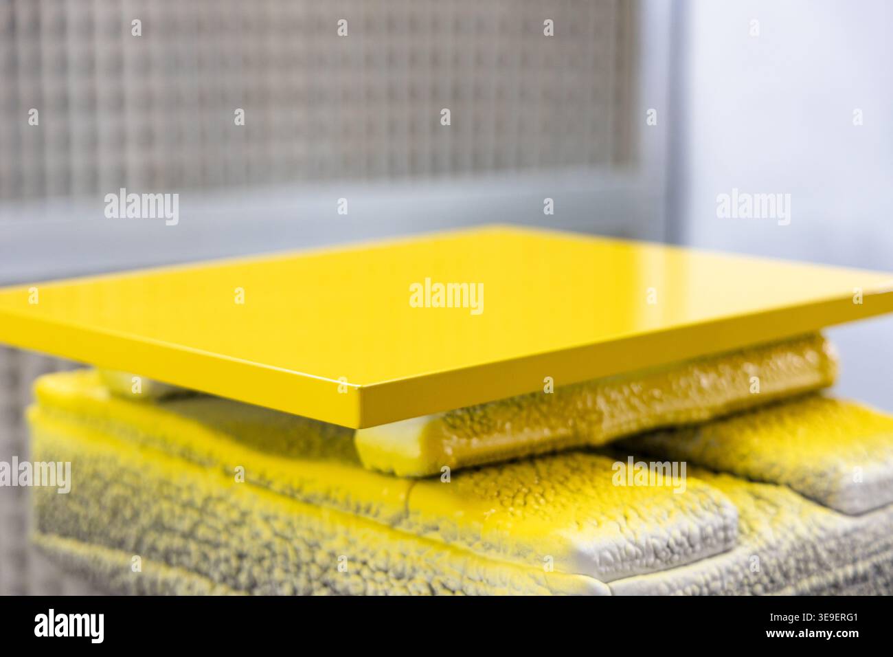 Gelb Lackierte Platte Nahaufnahme Glatte Oberfläche Industrielle Beschichtung Ergebnis Stockfoto
