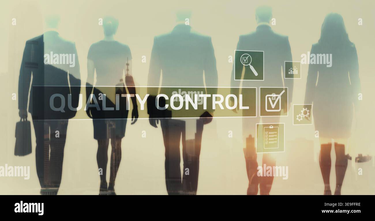 Qualitätskontrollprozess mit Inspektions-Checkliste und Präzisionswerkzeugen vor industriellem Hintergrund. Stockfoto