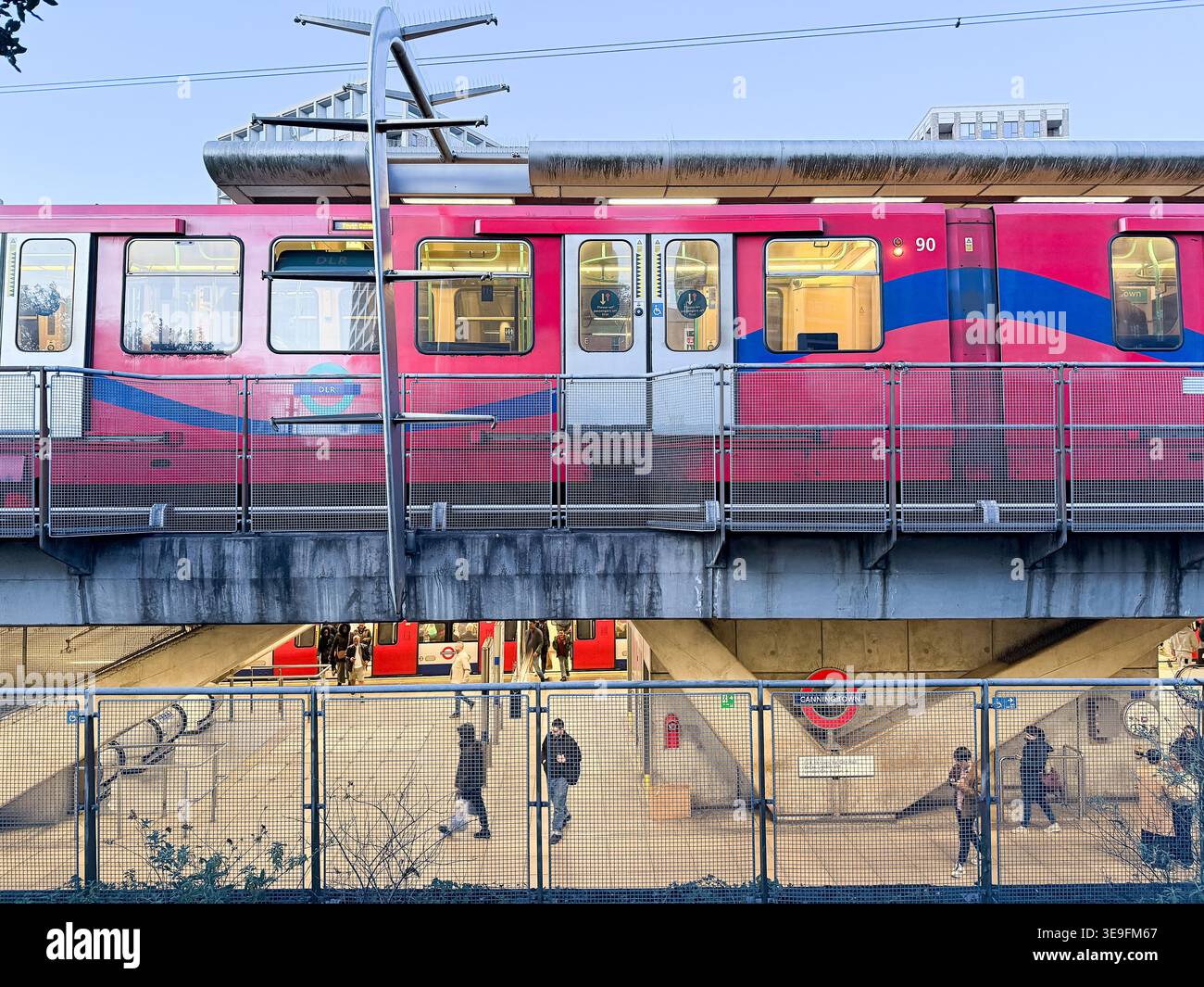 Bahnsteige der DLR und der Jubilee Line werden während der blauen Stunde auf zwei Ebenen am Autobahnkreuz Canning Town in London gesehen. Aufgenommen Am 17. April 2026 Stockfoto