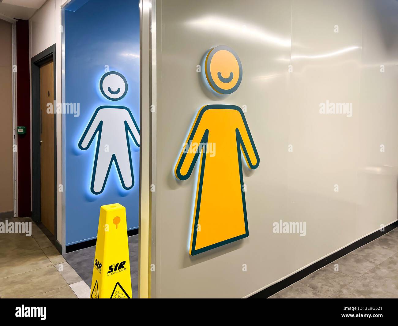 Öffentliche Toiletten für Männer und Damen an einer Autobahnstation - Smartphone-aufgenommenes Stockfoto