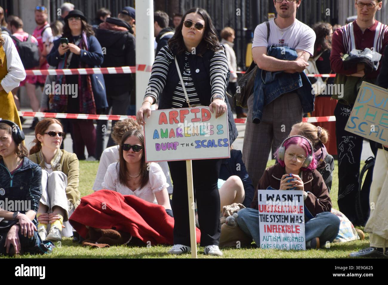 London, Großbritannien. April 2026. Demonstranten versammeln sich auf dem Parlamentsplatz während des jährlichen Protestes „Dump the Scales“ und rufen die Regierung auf, Maßnahmen zu ergreifen und eine nationale Strategie für Essstörungen umzusetzen. Quelle: Vuk Valcic/Alamy Live News Stockfoto