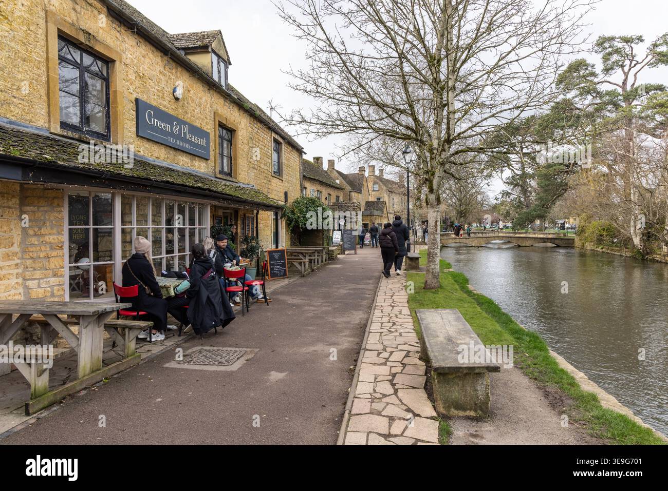 Green and Pleasant Tea Room neben dem Fluss Windrush in Bourton on the Water, Cotswolds, Gloucestershire, England, Großbritannien Stockfoto