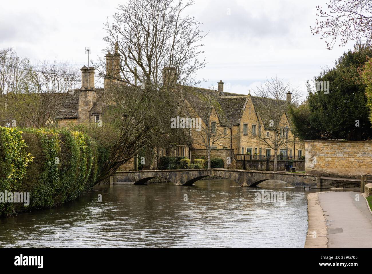 Bourton on the Water, ein hübsches Dorf in den Cotswolds, durch das der Fluss Windrush fließt. Gloucestershire, England, Großbritannien Stockfoto