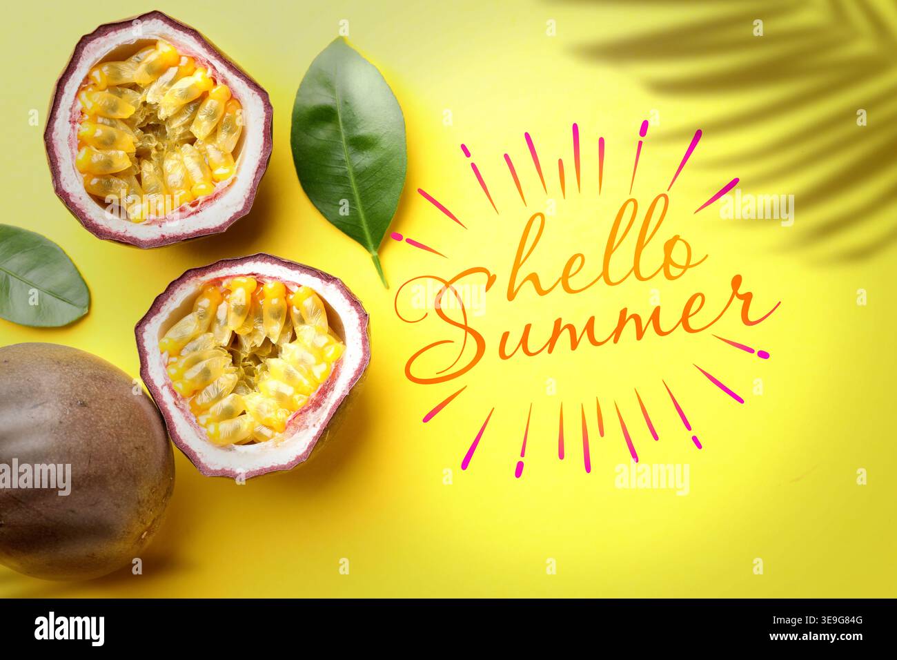 Hallo Sommerkarte mit Passionsfrüchten auf gelbem Hintergrund Stockfoto