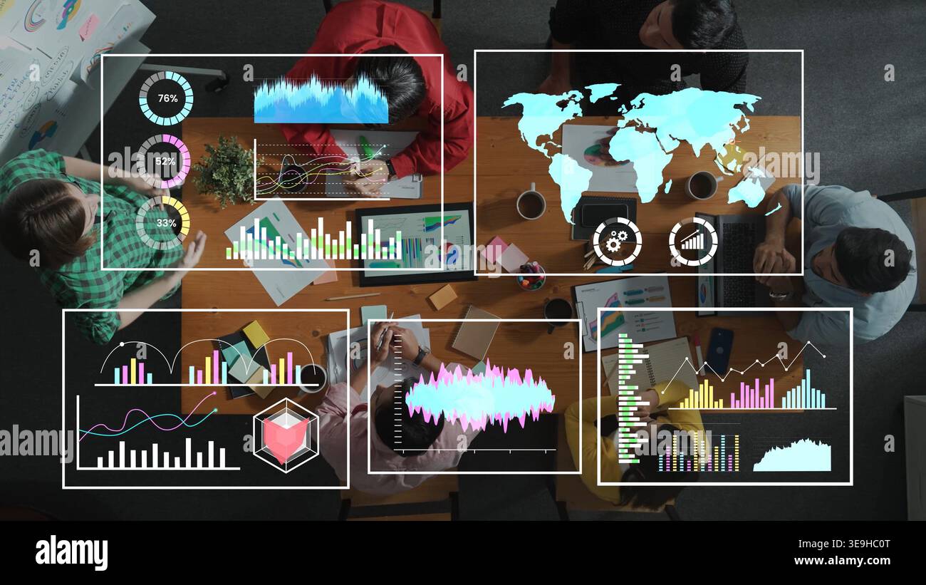 Modernes Business Meeting mit Datenanalyse und digitalen Diagrammen, die auf Bildschirmen in einer Büroumgebung angezeigt werden. Stockfoto