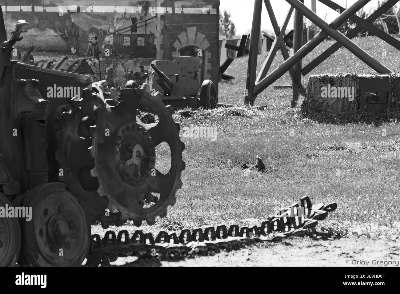Zerstörte deutsche Panzer und sowjetische 45-mm-Panzergeschütze im Militärmuseum Victory Park, schwarz-weiß Stockfoto
