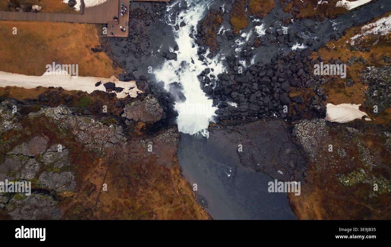 Luftaufnahme der arktischen Oxarafoss-Kaskade in island, spektakuläre nordische Landschaft mit massiven Wasserfällen und Klippen. Majestätischer Fluss, der von gefrorenen Hügeln herunterfließt. Zeitlupe. Stockfoto