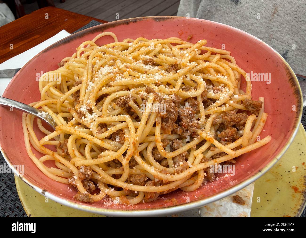 Spaghetti Bolognese in roter Schüssel auf dem Tisch, Konzept des Restaurants, italienische Küche, Food Blog, Copyspace Stockfoto