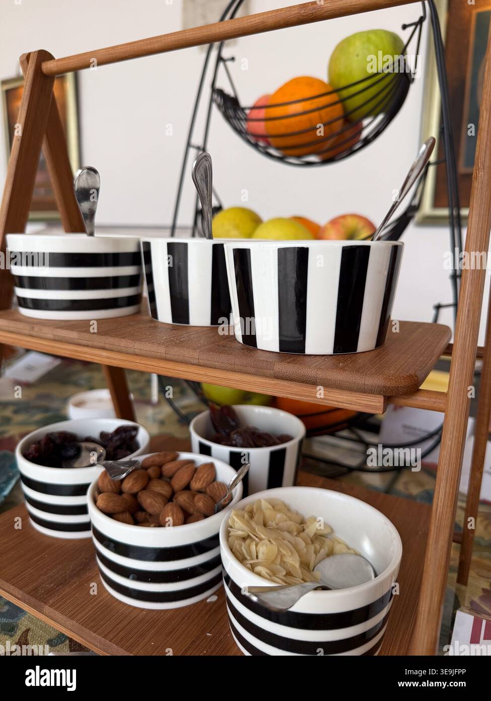 Gesunde Nüsse und Obstschalen auf Holzständer, Buffetbanner. Konzept von Essen, Catering. Stockfoto