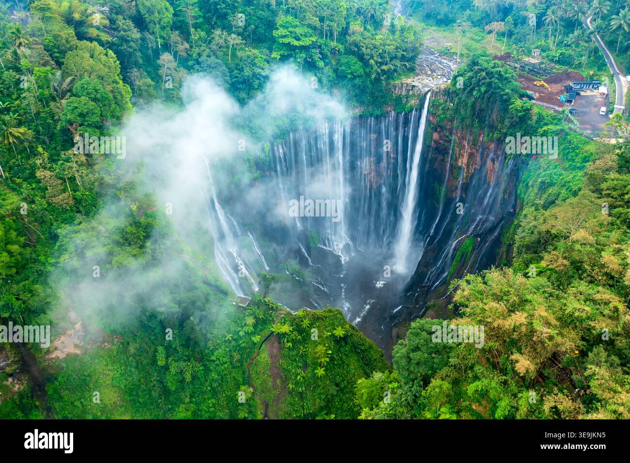 Luftdrohnenaufnahme des atemberaubenden Tumpak Sewu Wasserfalls, Ost-Java, Indonesien. Stockfoto
