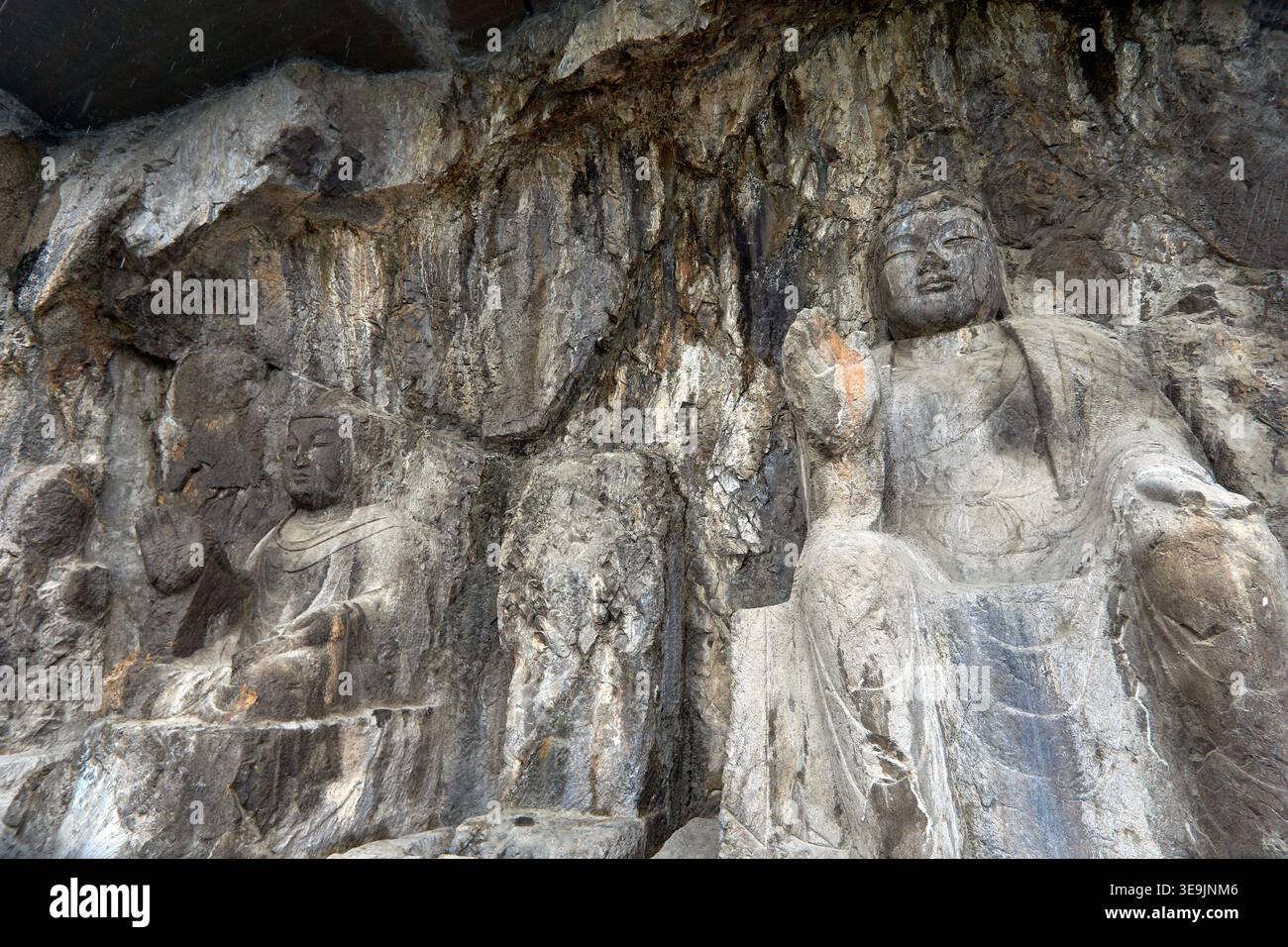 Die berühmten buddhistischen Longmen-Höhlen/Longmen-Grotten in Luoyang China Stockfoto