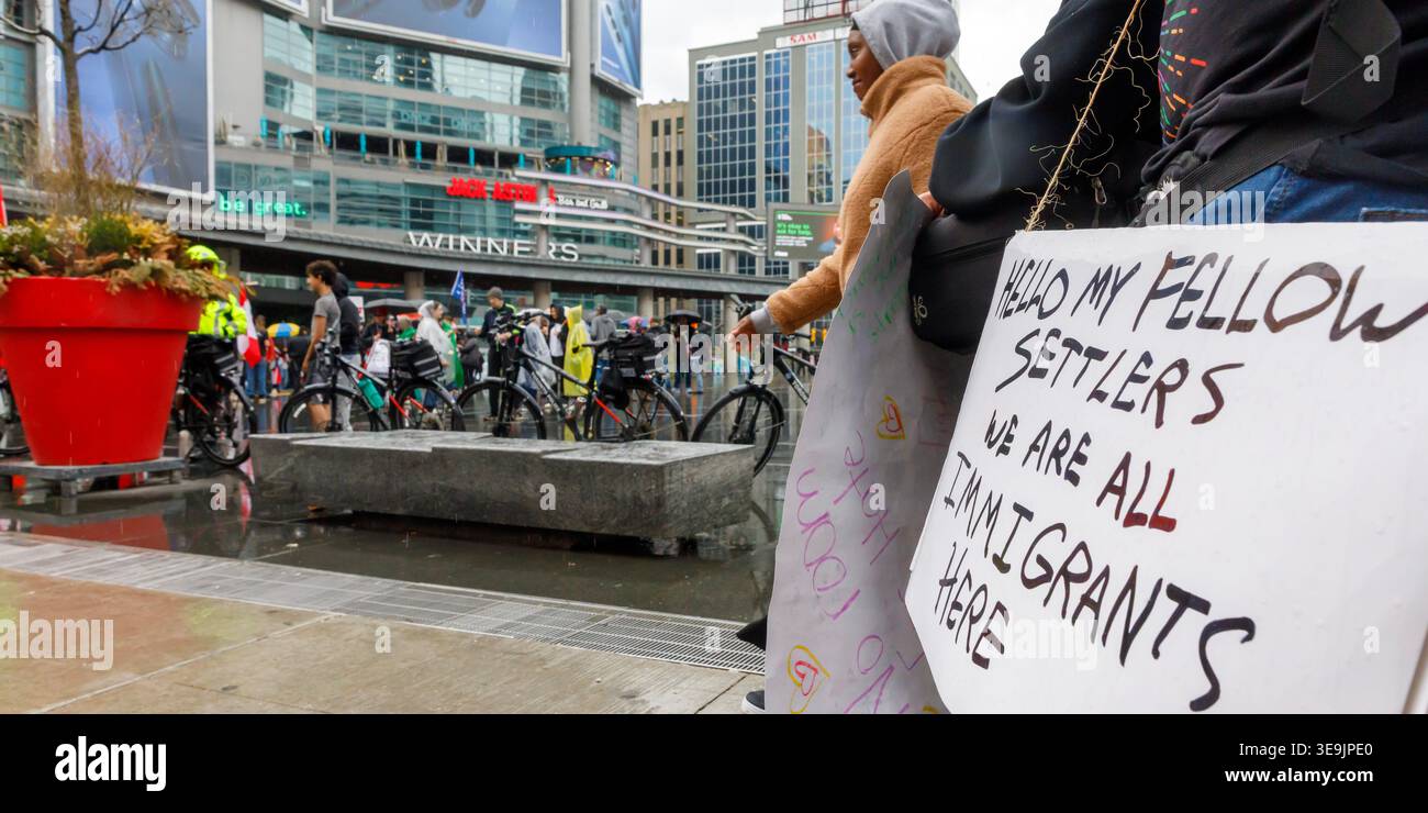 Toronto, Kanada. April 2026. Gegenprotestierende bei der Anti-Immigration-Kundgebung in Toronto stellen fest, dass alle Kanadier, die nicht einheimisch sind, entweder Einwanderer oder Nachkommen von Einwanderern sind. Quelle: A Duan/Alamy Live News Stockfoto