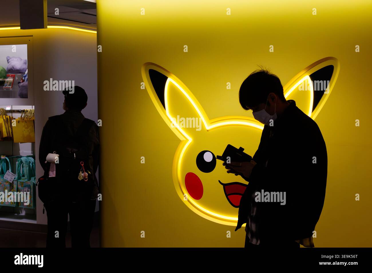 Männer, die im Pokemon Store in der Tokyo Character Street in Tokio, Station, Tokio, Japan einkaufen. Stockfoto